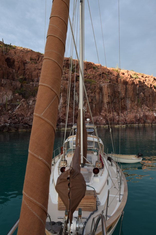 Wahkuna in El Cardoncito anchorage Wahkuna a l'ancre dans El Cardoncito