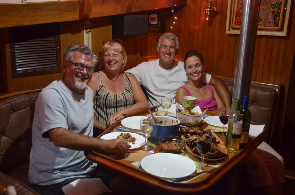 Debbie and John from Scot Free Hey, for a quiet night on Wahkuna Debbie et John a bord de Wahkuna pour une nuit tranquile.