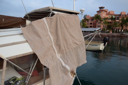 Cockpit enclosure against the UV and the heat; couverture du cockpit contre les UVs et la chaleur