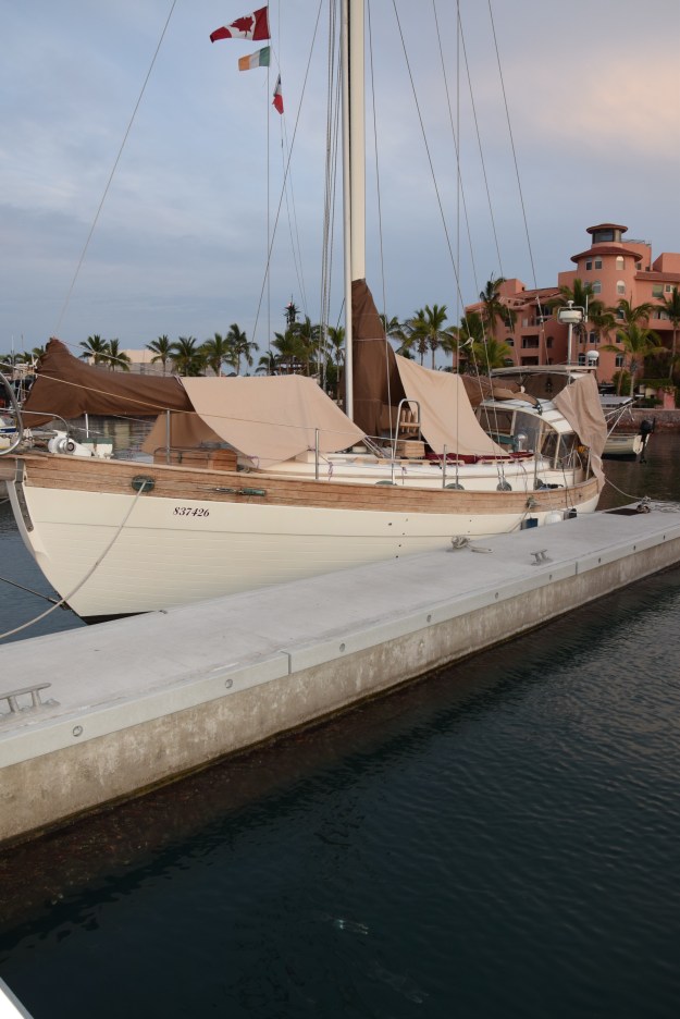 Covers for Wahkuna, this allows us to cool the boat a few degrees. Ceci nous permet de faire baisser la température du bateau