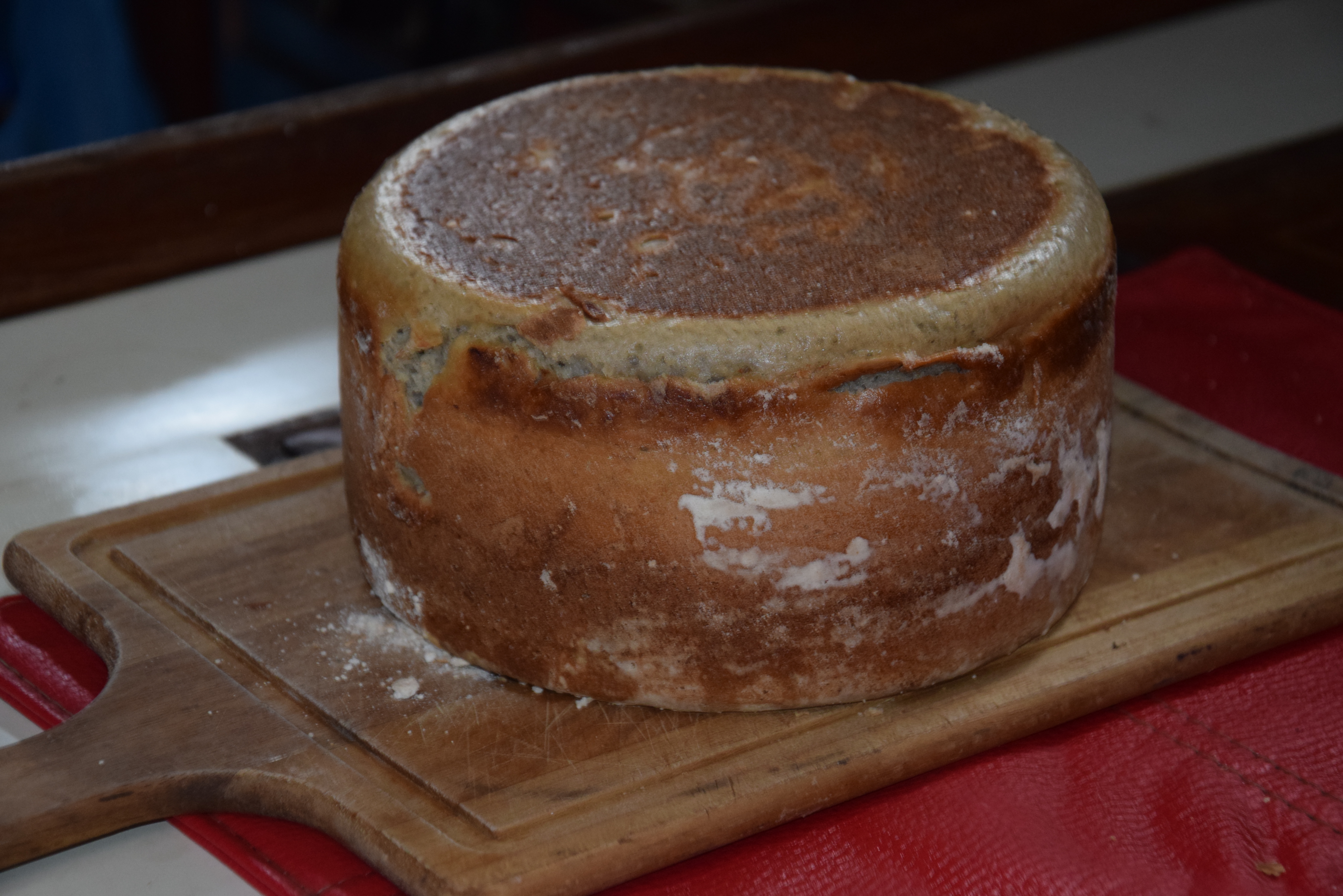 Pain aux bananes, il fallait manger toutes ces bananes. Les bananes permettent de moins utiliser de farine et donnent un pain doux et étonnament léger.
