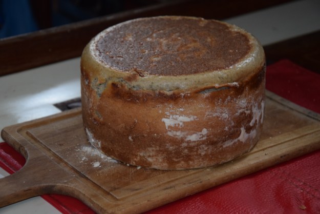 Pain aux bananes, il fallait manger toutes ces bananes. Les bananes permettent de moins utiliser de farine et donnent un pain doux et étonnament léger.