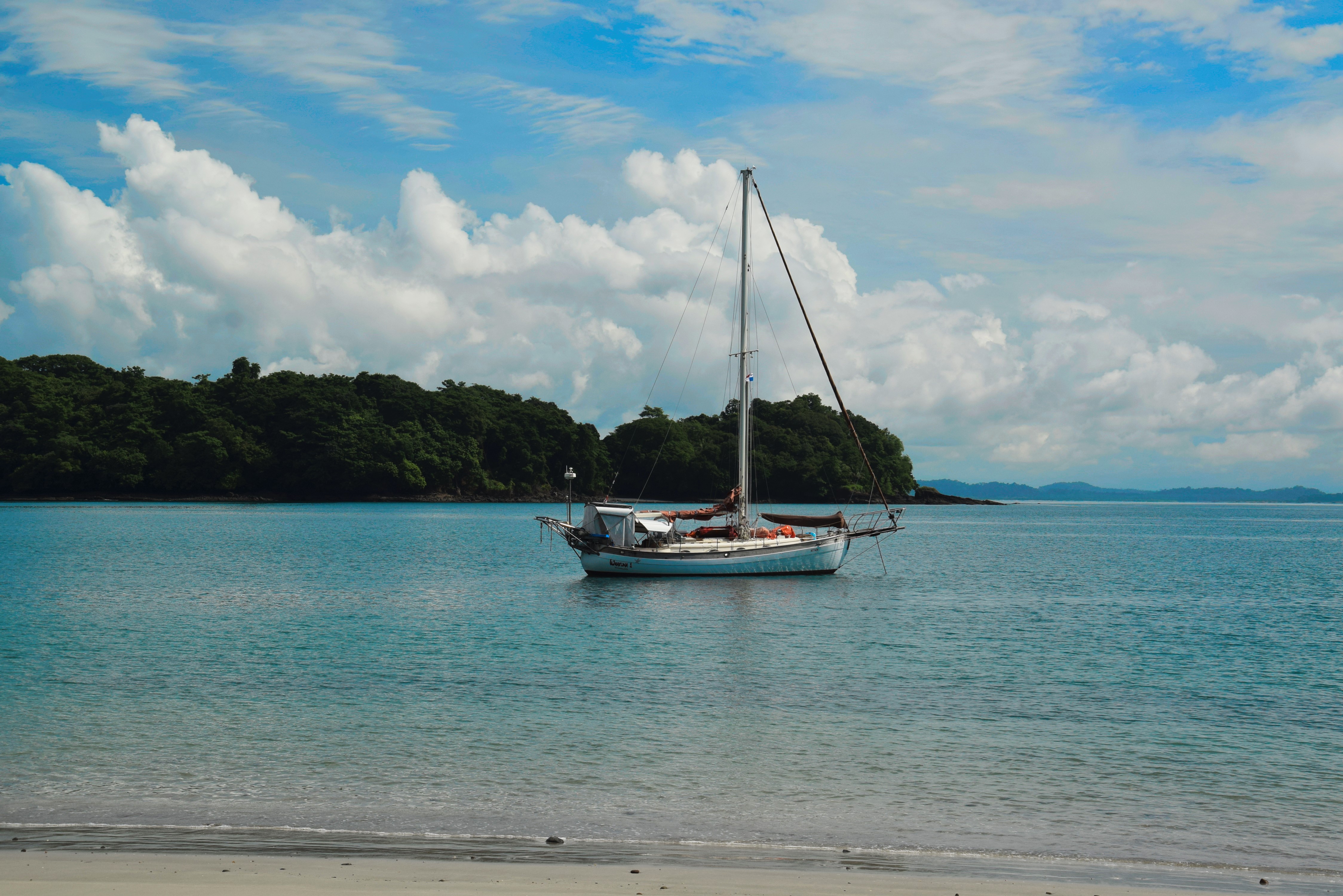 Wahkuna anchored in front of Isla Gamez
